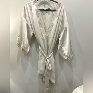 Victoria’s Secret Gold Label Vintage Cream Satin Lace Robe/ Kimono- One Size